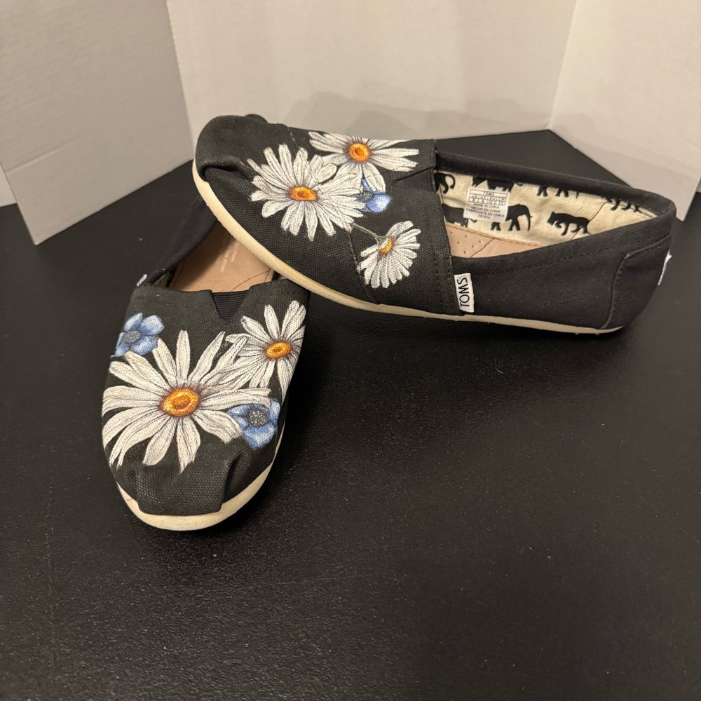 TOMS Canvas Flats – Handpainted Daisy & Blue Floral Print – Women’s Size 8